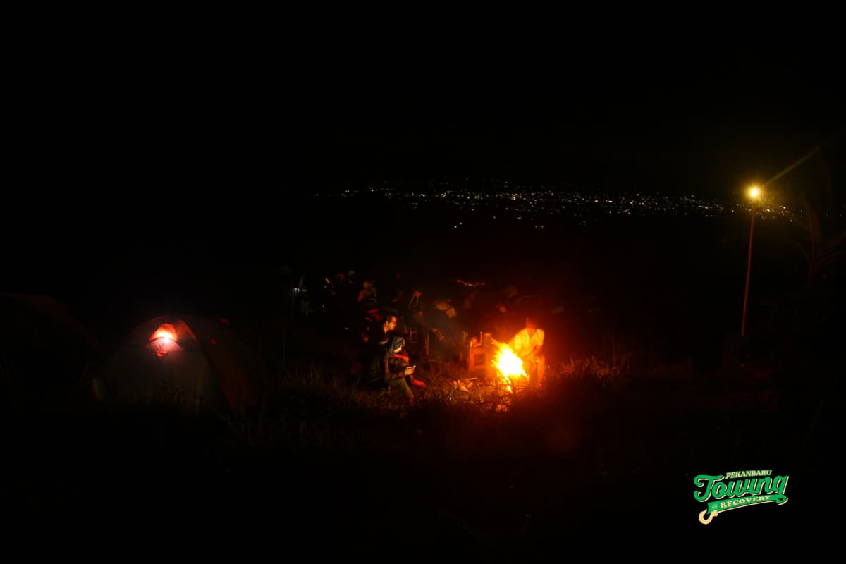 Suasana camping santai di malam hari.
